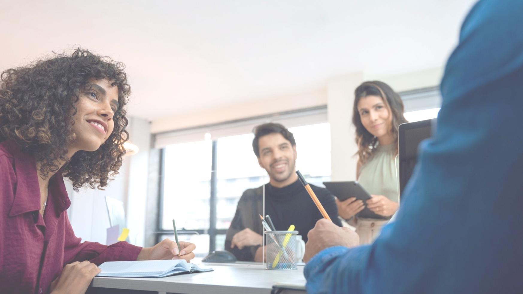 Étudiants en formation financière travaillant sur des analyses de portefeuille